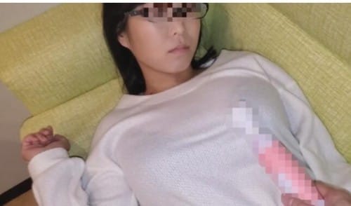 FC2-PPV 1545487 地味で眼鏡な巨乳妻、大量潮吹きで泣き叫び他人棒に中出しされる。